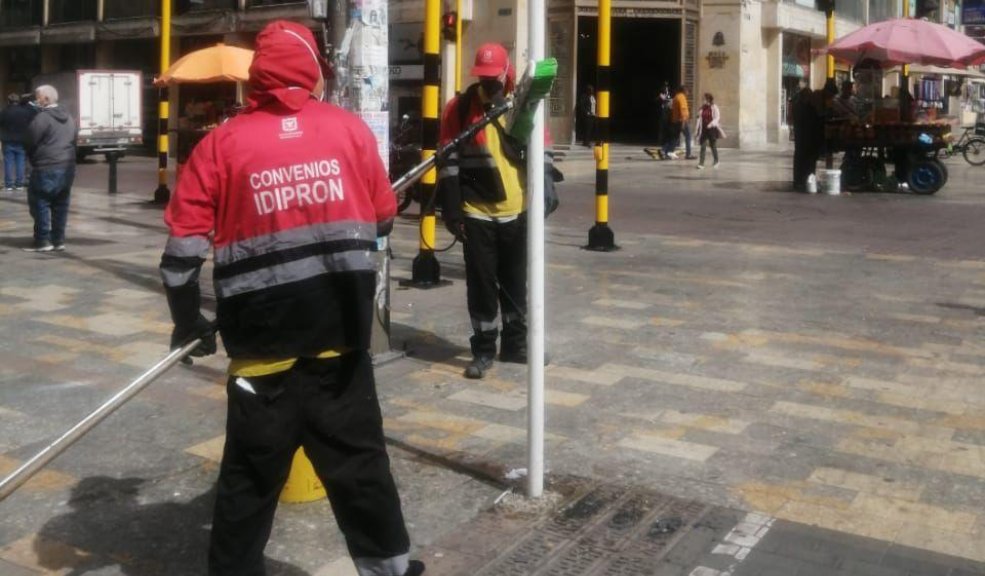 Jóvenes vulnerables ayudan a recuperar las señales de tránsito de Bogotá 10 Jóvenes vulnerables ayudan a recuperar las señales de tránsito de Bogotá Además del trabajo en campo, estos jóvenes reciben apoyo económico y educativo, lo que les permite seguir construyendo su futuro.