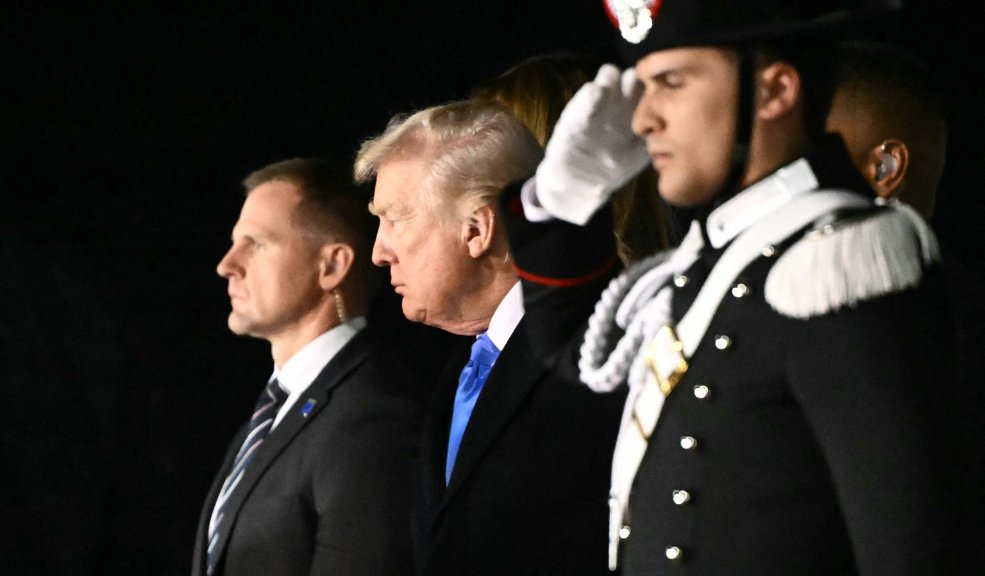 Donald Trump llegó a Roma para asistir al funeral del papa Francisco 4 Donald Trump llegó a Roma para asistir al funeral del papa Francisco Trump llegó acompañado de su esposa, Melania Trump, a bordo del Air Force One, aterrizando en el aeropuerto Leonardo da Vinci.