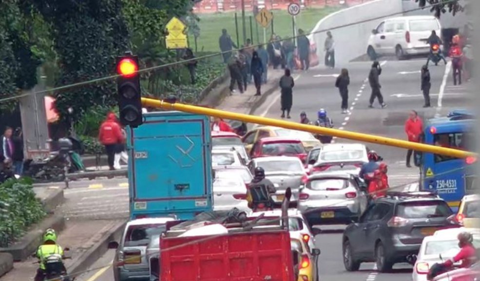 Caos por manifestaciones de universitarios en Bogotá 4 Caos por manifestaciones de universitarios en Bogotá Por cuenta de las manifestaciones, se reportaron problemas de movilidad en varios sectores de Bogotá. Suba, una de las localidades afectadas.
