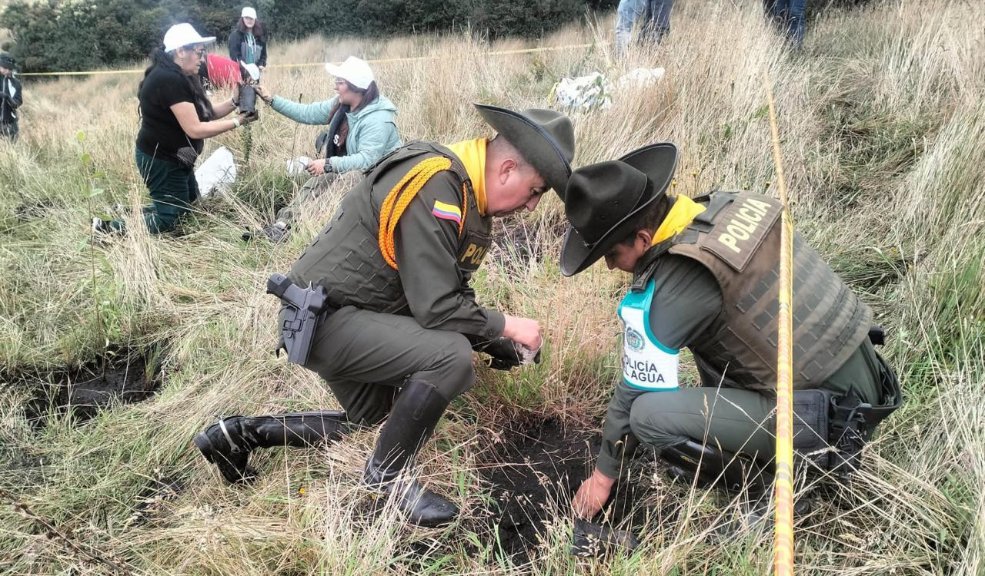Carabineros de Soacha se sumaron a la celebración del Día del Árbol 7 Carabineros de Soacha se sumaron a la celebración del Día del Árbol La actividad se enmarca en la celebración del Día Nacional del Árbol, que en Colombia se conmemora cada 29 de abril.