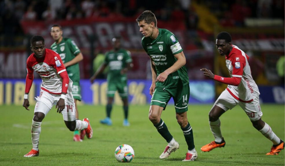 Santa Fe no despega bajo el mando de Jorge Bava: perdió con La Equidad en Techo 1 Santa Fe no despega bajo el mando de Jorge Bava: perdió con La Equidad en Techo Santa Fe vive una difícil situación en la Liga. El conjunto 'Cardenal' perdió una posibilidad valiosa de convertirse en líder de la Liga al perder 2-1 con La Equidad.
