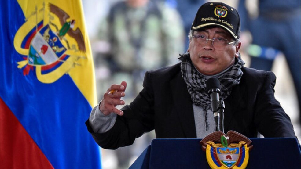 “No es una amenaza, es la esencia de la democracia”: Petro sobre la consulta 1 “No es una amenaza, es la esencia de la democracia”: Petro sobre la consulta El presidente Gustavo Petro volvió a defender la consulta popular y arremetió contra la Comisión de Regulación de Comunicaciones. Le contamos por qué.