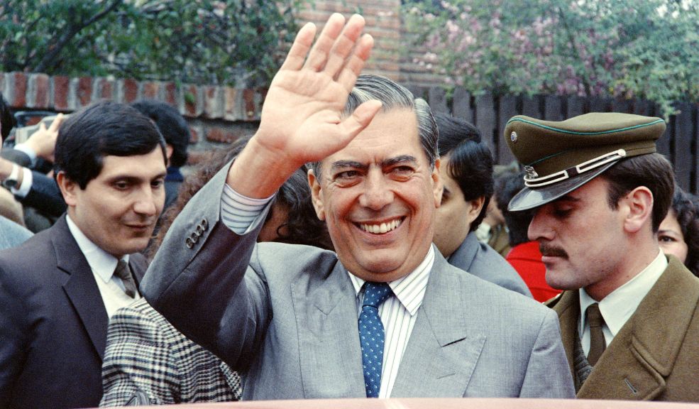 ¡Última hora! Murió en su natal Perú Mario Vargas Llosa, Nobel de literatura Uno de los referentes más importantes de la literatura latinoamericana murió este domingo a los 89 años: Mario Vargas Llosa. Así lo informó su familia en redes sociales.