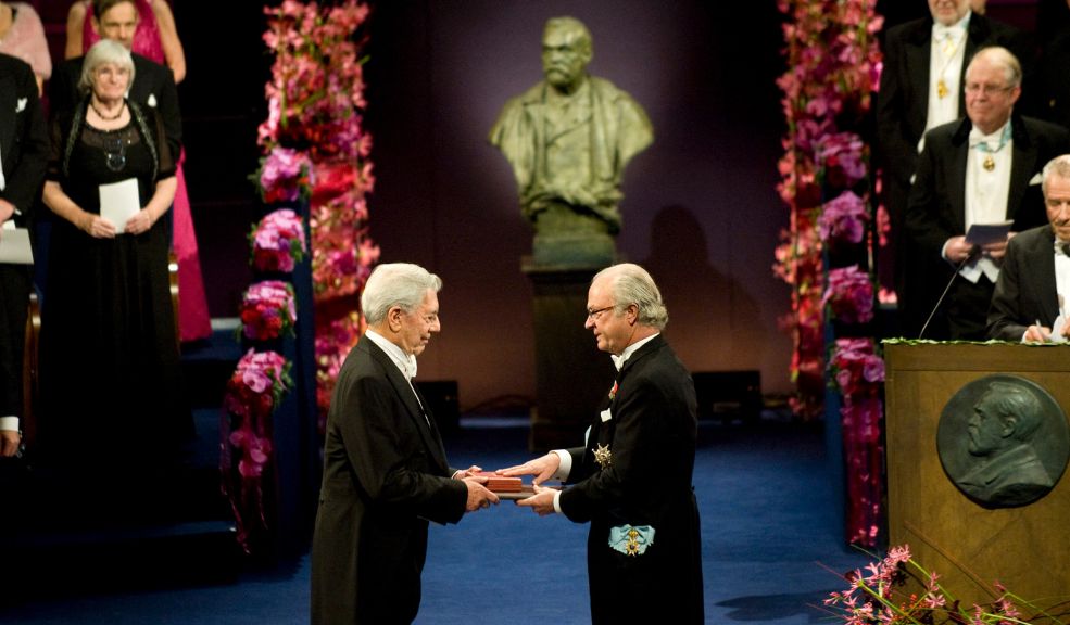 Vargas Llosa, el último escritor del 'boom' latinoamericano El nobel de literatura peruano Mario Vargas Llosa, quien falleció este domingo a los 89 años, deja a la generación dorada de la literatura latinoamericana sin su último representante. Esta es su historia.