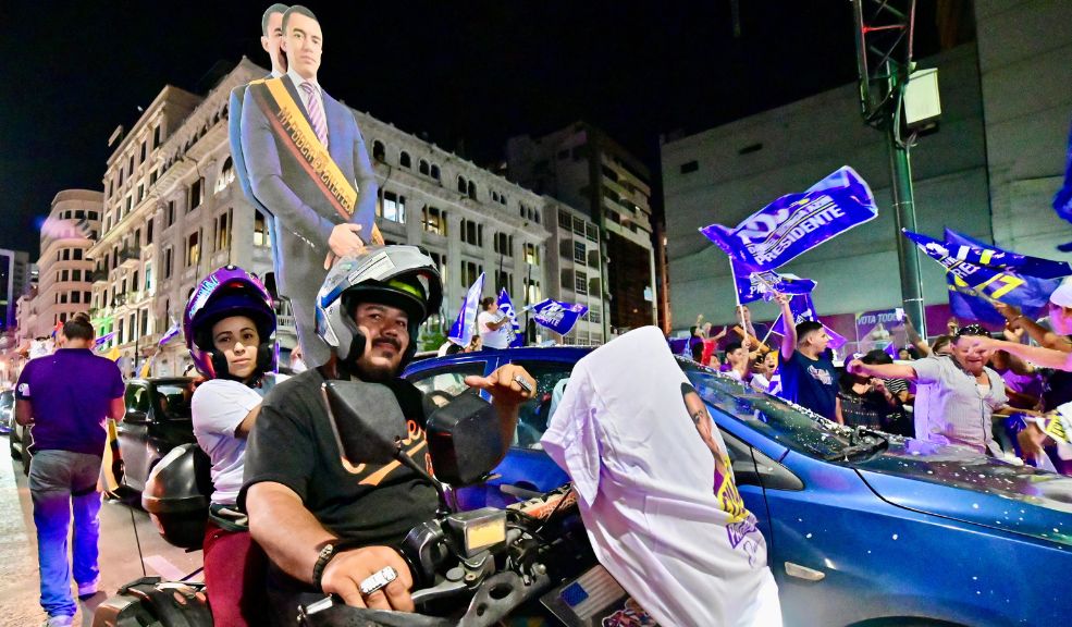 Claves del cómodo triunfo electoral de Noboa en Ecuador El presidente Daniel Noboa fue reelegido con un holgado e inesperado resultado en Ecuador aupado por su fórmula de mano dura contra el narco, el frescor de su juventud y un hastío hacia las fuerzas de izquierda.