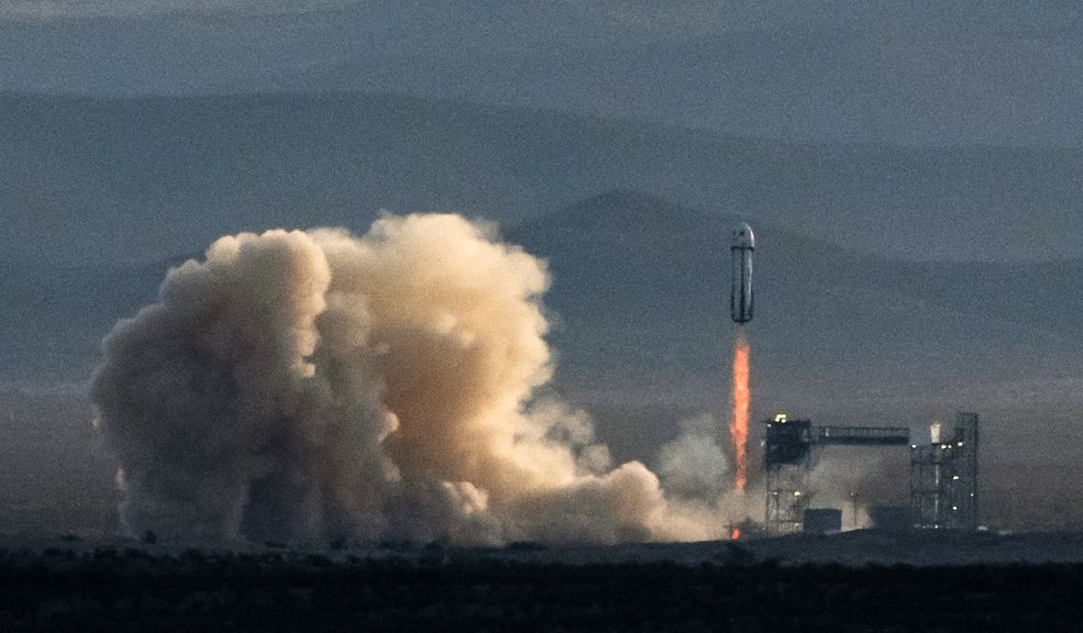 EN VIDEO: La cantante Katy Perry viajó al espacio con otras cinco mujeres La cantante de pop Katy Perry y la presentadora Lauren Sánchez, comprometida con el multimillonario Jeff Bezos, cumplieron este lunes el primer vuelo suborbital con una tripulación exclusivamente femenina, a bordo de un cohete de Blue Origin.