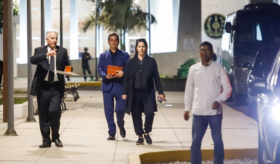 Fueron incinerados los restos de Mario Vargas Llosa en una ceremonia íntima y familiar 1 Fueron incinerados los restos de Mario Vargas Llosa en una ceremonia íntima y familiar #AsíPasó Los restos de Mario Vargas Llosa, fallecido este domingo en Lima (Perú) a los 89 años, fueron incinerados en una ceremonia íntima y que ha contado con la presencia de sus familiares y amigos más cercanos.