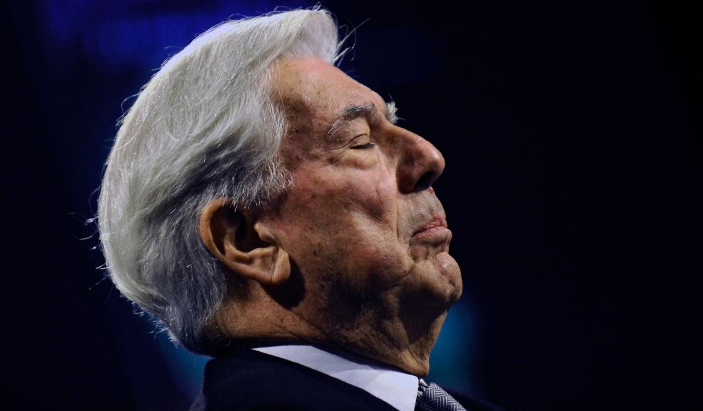 Fueron incinerados los restos de Mario Vargas Llosa en una ceremonia íntima y familiar 2 Fueron incinerados los restos de Mario Vargas Llosa en una ceremonia íntima y familiar #AsíPasó Los restos de Mario Vargas Llosa, fallecido este domingo en Lima (Perú) a los 89 años, fueron incinerados en una ceremonia íntima y que ha contado con la presencia de sus familiares y amigos más cercanos.