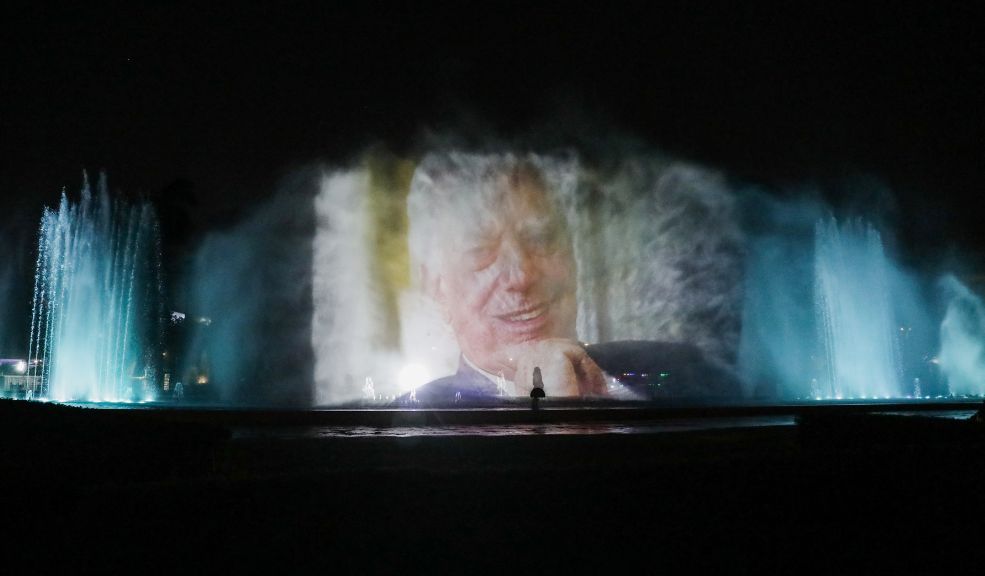 Fueron incinerados los restos de Mario Vargas Llosa en una ceremonia íntima y familiar 3 Fueron incinerados los restos de Mario Vargas Llosa en una ceremonia íntima y familiar #AsíPasó Los restos de Mario Vargas Llosa, fallecido este domingo en Lima (Perú) a los 89 años, fueron incinerados en una ceremonia íntima y que ha contado con la presencia de sus familiares y amigos más cercanos.