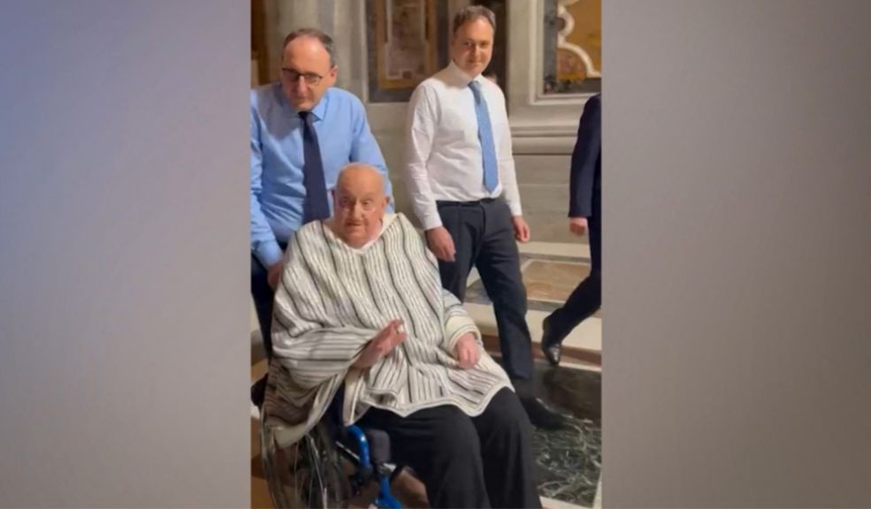 El papa realiza una visita sorpresa a la Basílica de San Pedro, después de reunirse con Carlos III El papa Francisco, que se recupera de una larga hospitalización por una neumonía, realizó este jueves una visita sorpresa a la Basílica de San Pedro, después de reunirse el miércoles con el rey Carlos III y la reina Camila.