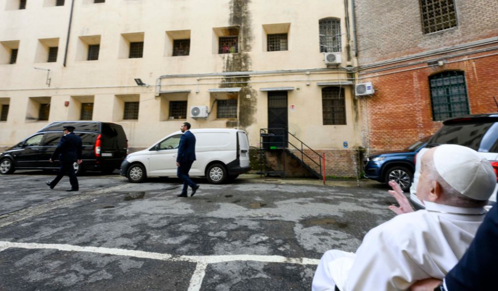 El papa Francisco visita una prisión de Roma por el Jueves Santo 1 El papa Francisco visita una prisión de Roma por el Jueves Santo El papa Francisco, aún en convalecencia, visitó una prisión en el centro de Roma, donde se reunió con reclusos con motivo del Jueves Santo previo a la Pascua.