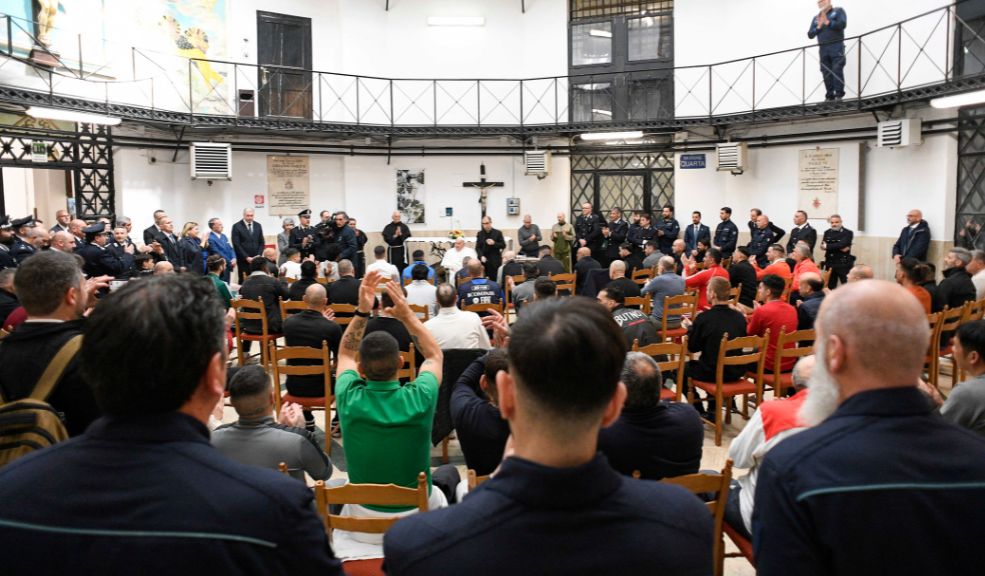El papa Francisco visita una prisión de Roma por el Jueves Santo 2 El papa Francisco visita una prisión de Roma por el Jueves Santo El papa Francisco, aún en convalecencia, visitó una prisión en el centro de Roma, donde se reunió con reclusos con motivo del Jueves Santo previo a la Pascua.