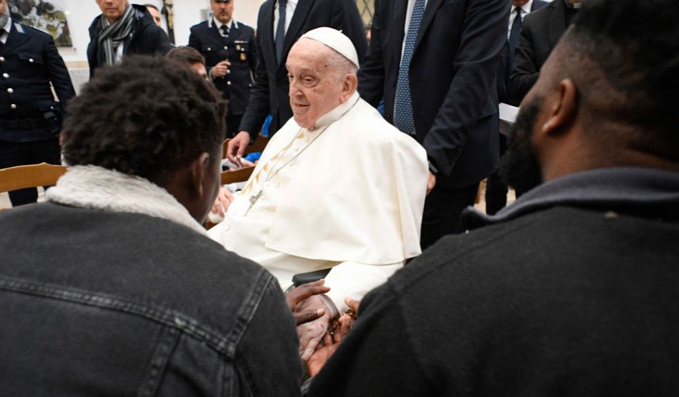 El papa Francisco visita una prisión de Roma por el Jueves Santo El papa Francisco, aún en convalecencia, visitó una prisión en el centro de Roma, donde se reunió con reclusos con motivo del Jueves Santo previo a la Pascua.