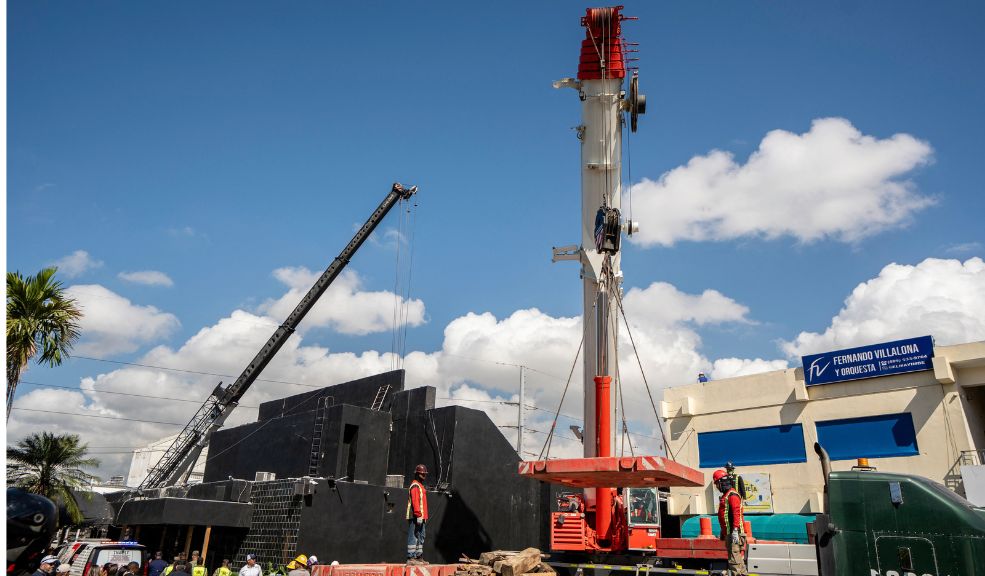 Sube a 44 el saldo de muertes por colapso de techo en discoteca de República Dominicana 1 Sube a 44 el saldo de muertes por colapso de techo en discoteca de República Dominicana Al menos 44 personas murieron tras el colapso del techo de una conocida discoteca durante la madrugada de este martes en Santo Domingo, informaron las autoridades dominicanas al ofrecer un nuevo balance.