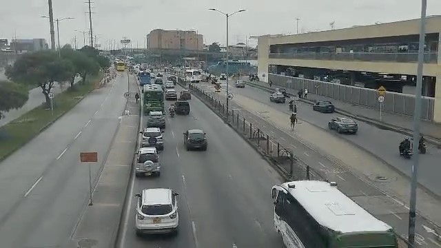 Así está la movilidad para salir de Bogotá este jueves santo 2 Así está la movilidad para salir de Bogotá este jueves santo Aunque la cantidad de vehículos que salen de la ciudad es mayor a comparación de los días anteriores de la 'semana mayor', las autoridades de tránsito reportan que el tráfico se comporta de una manera normal.