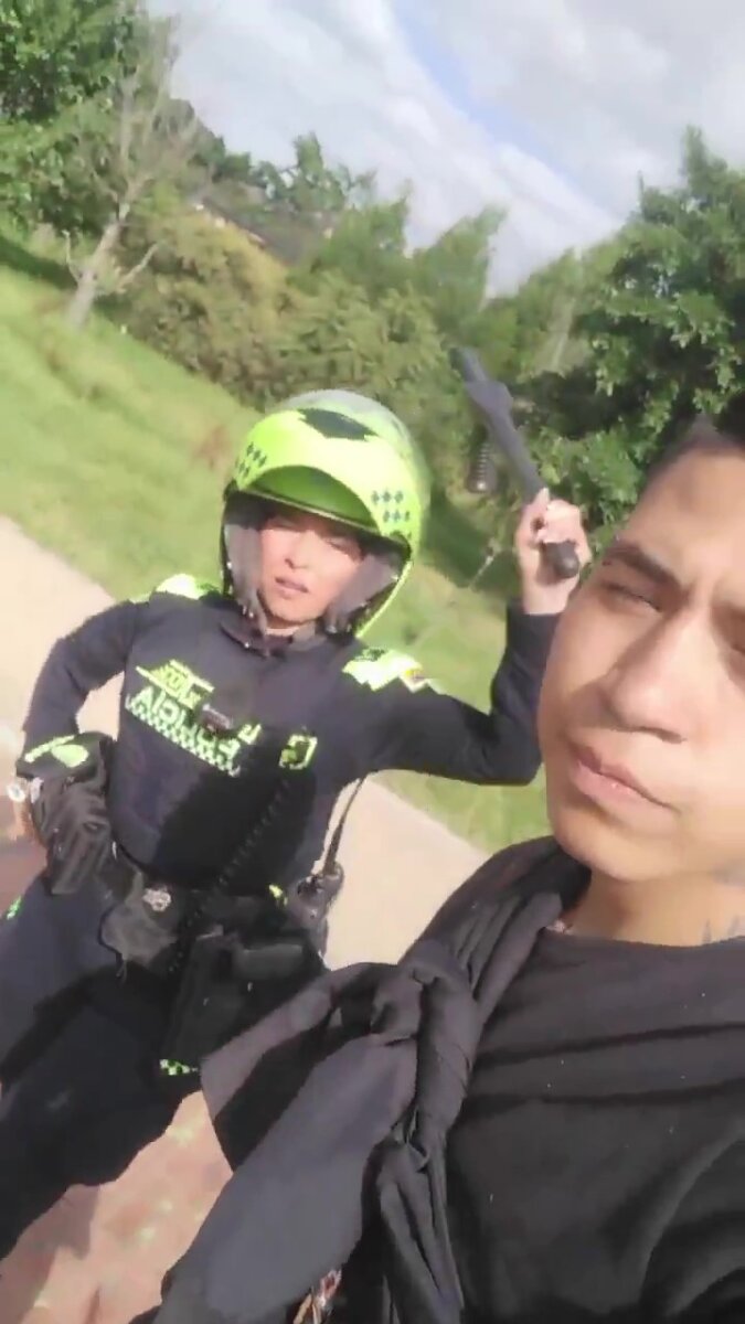 La Procuraduría formuló cargos contra patrullera que golpeó con un bolillo a un joven La Procuraduría General de la Nación profirió pliego de cargos contra la patrullera de la Policía Nacional, Erika Judith Pérez Romero, por presuntos actos de violencia a un transeúnte.
