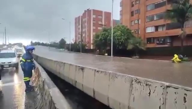 Movilidad colapsada por graves inundaciones en Bogotá 2 Movilidad colapsada por graves inundaciones en Bogotá “La lluvia puede restar visibilidad y el piso húmedo afectar la capacidad de frenado. Conduce con precaución” Dice la Secretaría de Tránsito.
