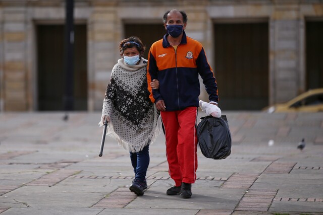 Brotes de tosferina en Bogotá alcanzan 107 casos con alta incidencia en menores El secretario de Salud de Bogotá, Gerson Bermont, expresó su preocupación por el aumento de los casos de tosferina en la ciudad durante 2025. En lo corrido del año se han confirmado 107 contagios, una cifra que supera por amplio margen los 11 registrados durante todo 2024.