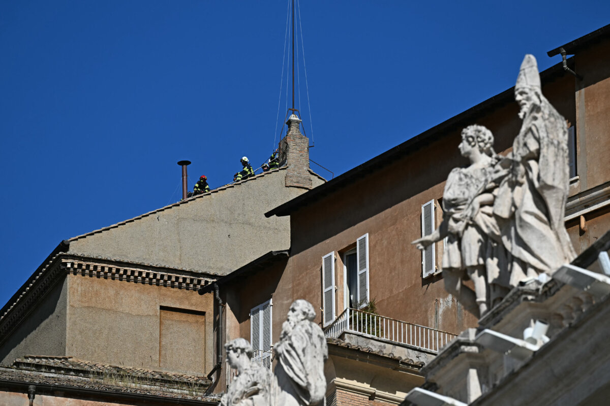 El Vaticano instaló la chimenea para el cónclave. Le contamos cómo funciona Este lunes, en el techo de la Capilla Sixtina del Vaticano, los bomberos instalaron la chimenea que será usada durante el cónclave, donde se elegirá al nuevo papa. Le contamos cómo funciona.