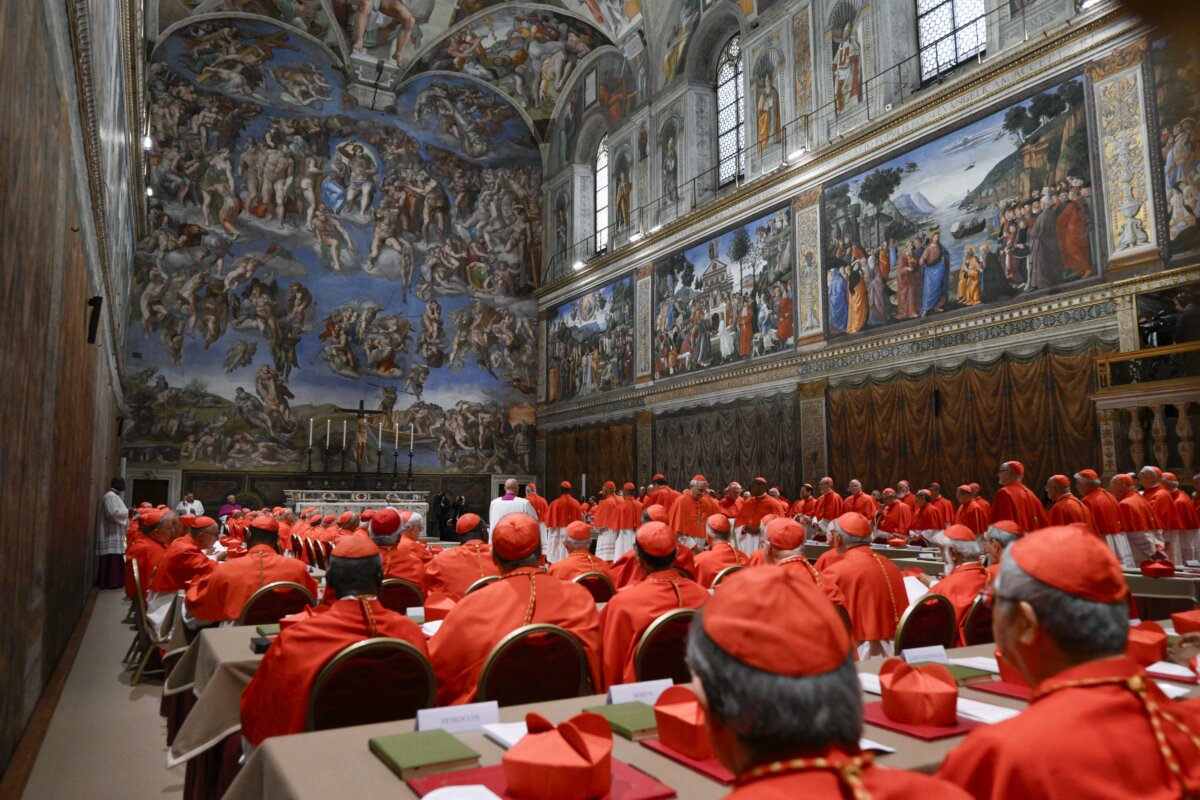 Cardenales se encierran en la Capilla Sixtina para elegir sucesor de Francisco 2 Cardenales se encierran en la Capilla Sixtina para elegir sucesor de Francisco Las puertas de la Capilla Sixtina se cerraron para dar inicio al cónclave, donde 133 cardenales elegirán al nuevo papa. Así fue la ceremonia.