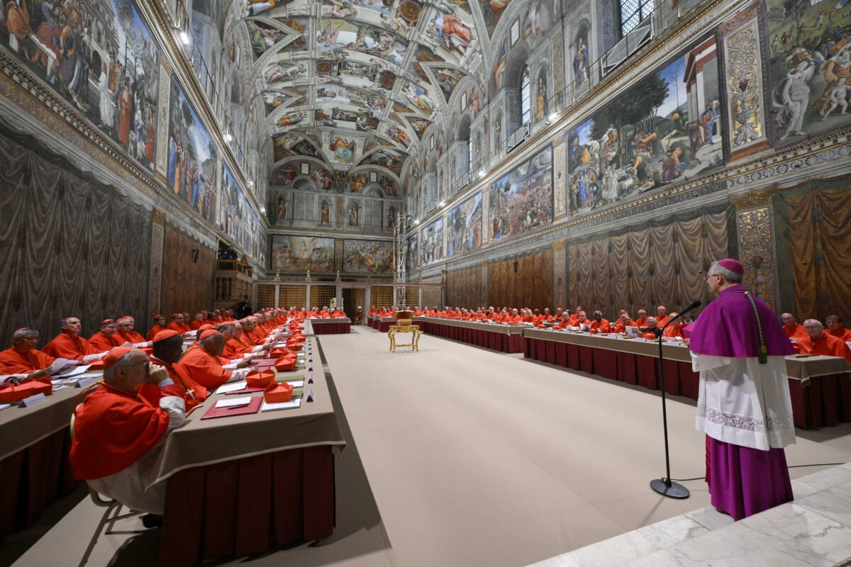 Cardenales se encierran en la Capilla Sixtina para elegir sucesor de Francisco 3 Cardenales se encierran en la Capilla Sixtina para elegir sucesor de Francisco Las puertas de la Capilla Sixtina se cerraron para dar inicio al cónclave, donde 133 cardenales elegirán al nuevo papa. Así fue la ceremonia.