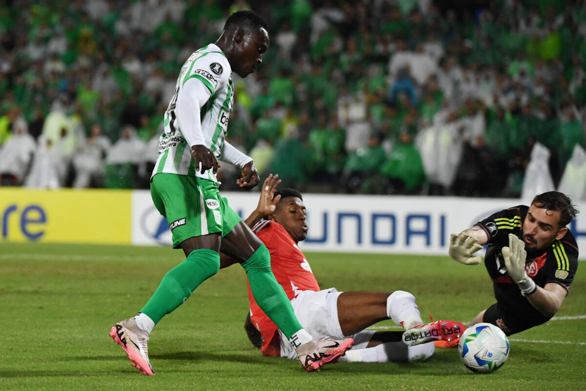 Atlético Nacional se sacó la espinita y venció a Inter de Brasil, como local, en Copa Libertadores 1 Atlético Nacional se sacó la espinita y venció a Inter de Brasil, como local, en Copa Libertadores Con un doblete de Kevin Viveros, un gol de Billy Arce y el regreso de su figura, Marino Hinestroza, Atlético Nacional volvió al triunfo en la Copa Libertadores ante el Inter de Porto Alegre.