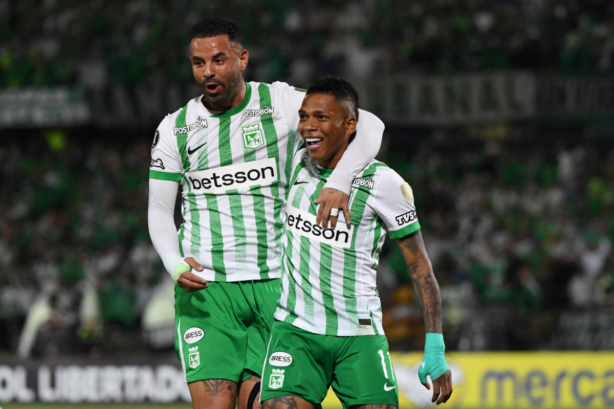 Atlético Nacional se sacó la espinita y venció a Inter de Brasil, como local, en Copa Libertadores 2 Atlético Nacional se sacó la espinita y venció a Inter de Brasil, como local, en Copa Libertadores Con un doblete de Kevin Viveros, un gol de Billy Arce y el regreso de su figura, Marino Hinestroza, Atlético Nacional volvió al triunfo en la Copa Libertadores ante el Inter de Porto Alegre.