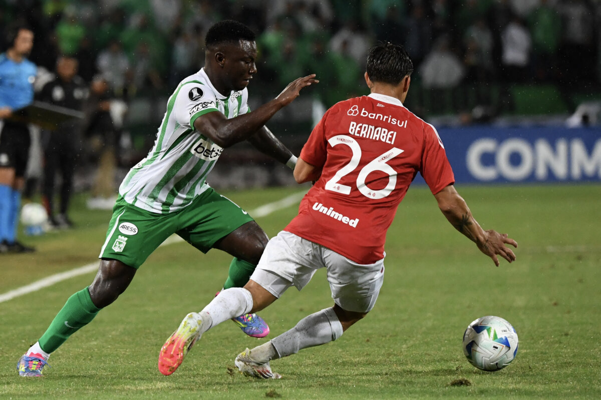 Atlético Nacional se sacó la espinita y venció a Inter de Brasil, como local, en Copa Libertadores 3 Atlético Nacional se sacó la espinita y venció a Inter de Brasil, como local, en Copa Libertadores Con un doblete de Kevin Viveros, un gol de Billy Arce y el regreso de su figura, Marino Hinestroza, Atlético Nacional volvió al triunfo en la Copa Libertadores ante el Inter de Porto Alegre.