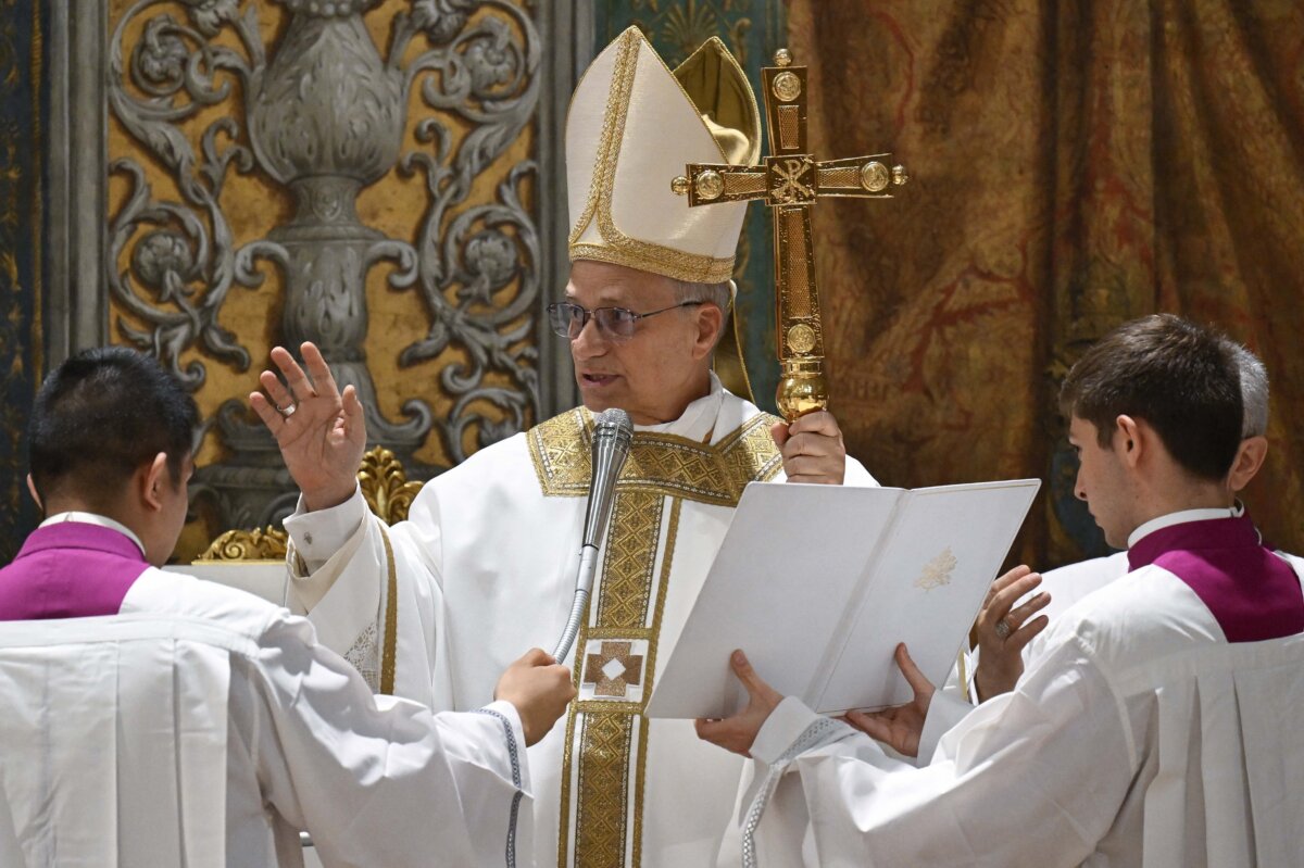 El papa León XIV hizo un llamado a evangelizar en su primera homilía como pontífice 1 El papa León XIV hizo un llamado a evangelizar en su primera homilía como pontífice El Pontífice ha utilizado al principio de su homilía el inglés, su lengua materna, que no había usado en el saludo que dirigió ayer a los fieles, cuando sí utilizó el castellano para dirigirse a los fieles.