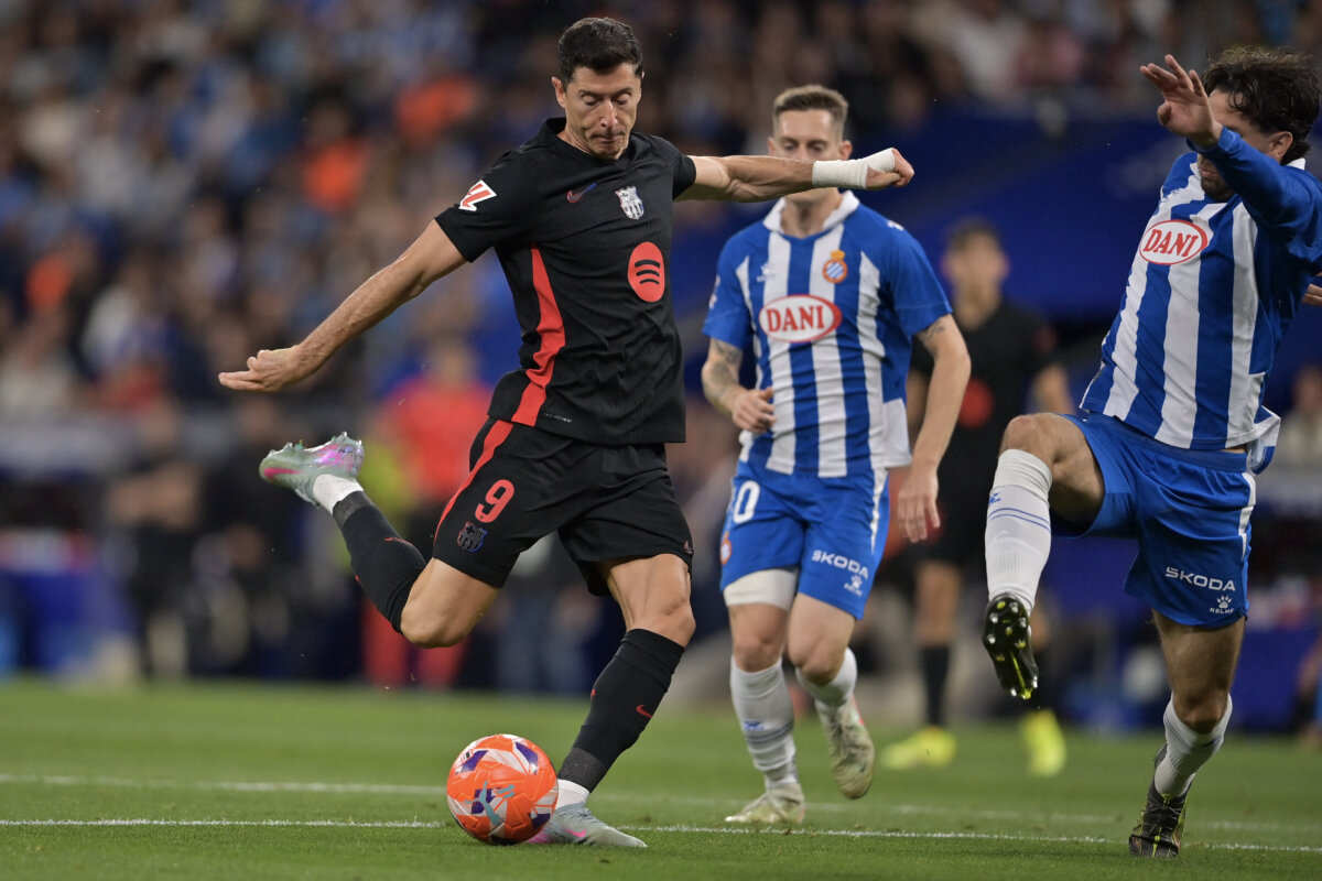 El Barcelona se coronó campeón de La Liga tras vencer al Espanyol 3 El Barcelona se coronó campeón de La Liga tras vencer al Espanyol El Barcelona acabó de coronarse campeón de La Liga española tras derrotar 2 goles a 0 al Espanyol.