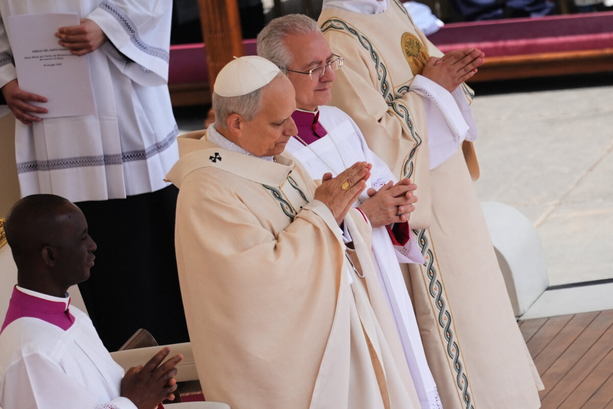 El papa León XIV inició su pontificado criticando la economía mundial 2 El papa León XIV inició su pontificado criticando la economía mundial León XIV, quien vivió más de dos décadas en Perú como misionero y fue obispo de Chiclayo, ha dejado claro que su papado estará marcado por la cercanía con los pueblos y la defensa de los más vulnerables.
