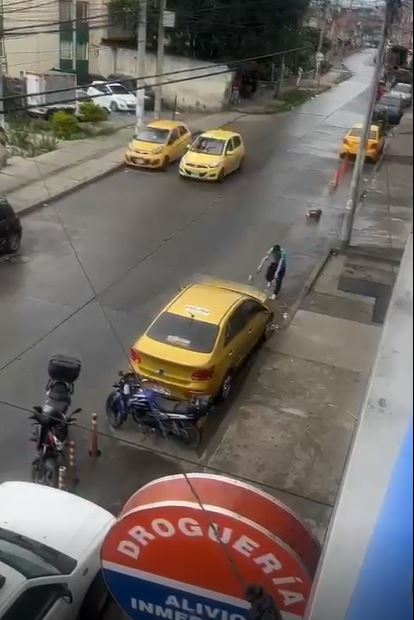 Salvaje agresión de taxista en Ciudad Bolívar 2 Salvaje agresión de taxista en Ciudad Bolívar Según los testimonios recogidos por Q’HUBO, la agresión habría sido el desenlace de una discusión relacionada con una apuesta hecha durante en un billar donde amanecieron.