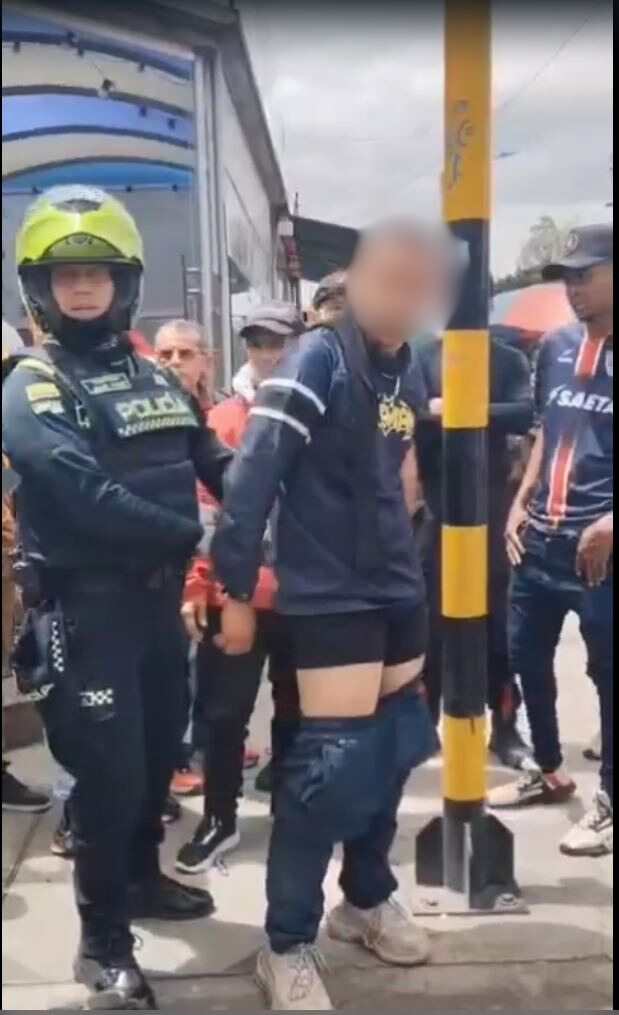 Así fue como un hombre acabó con la vida de una adulta mayor en Fontibón 2 Así fue como un hombre acabó con la vida de una adulta mayor en Fontibón El agresor caminaba aparentemente solo por la vía pública. Sin previo aviso, y de forma completamente sorpresiva, este sujeto atacó por la espalda a una mujer de 43 años.
