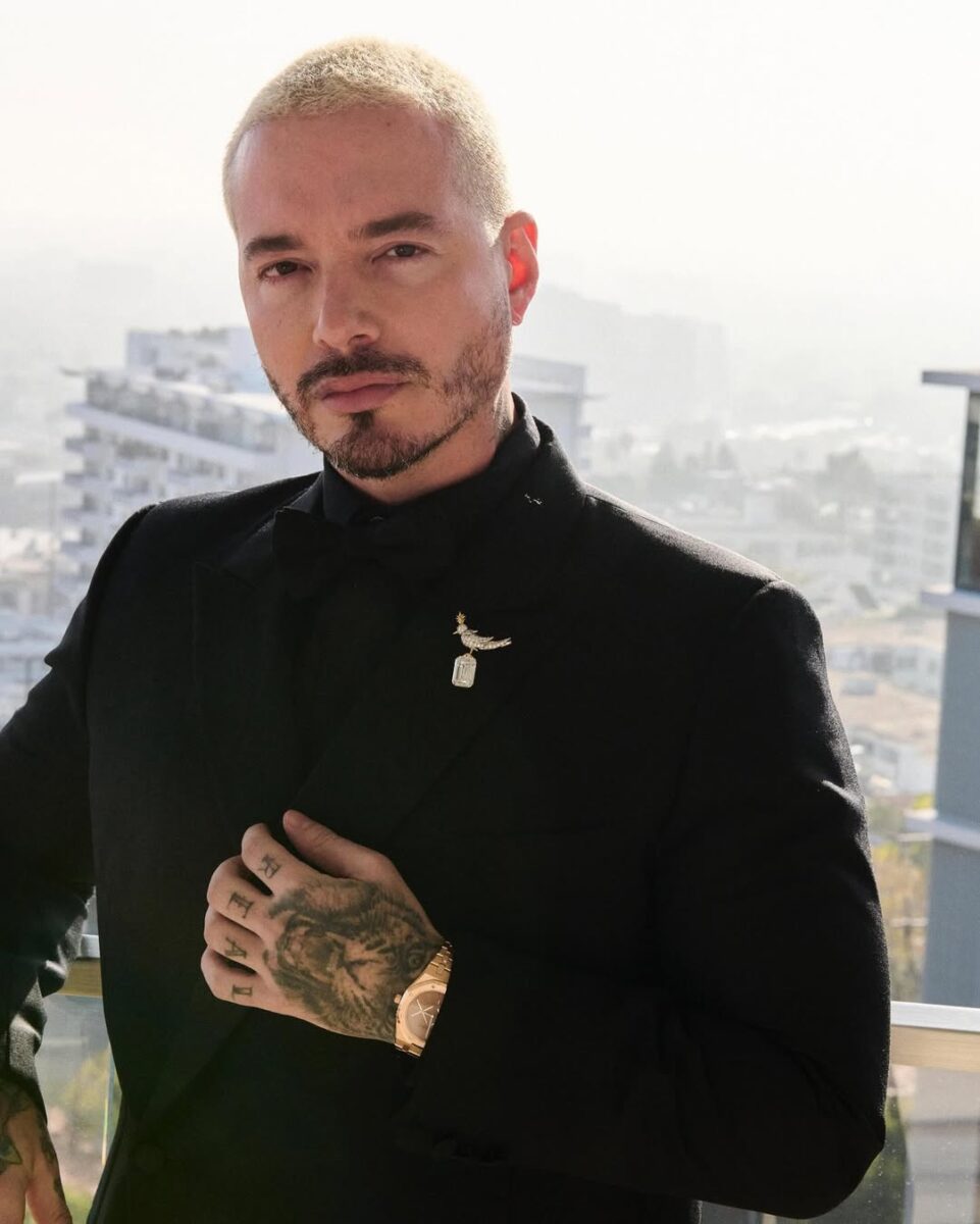 ¿J Balvin mandó a ahorrar a Ryan Castro? Le lanzó irónico comentario por sus carros Ryan publicó un carrusell mostrando sus lujosos carros y J Balvin le tiró un comentario que levantó el avispero.