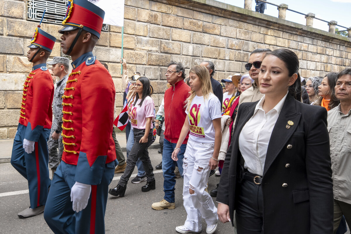 Con la espada de Bolívar llegó el presidente Petro a la Plaza de Bolívar 1 Con la espada de Bolívar llegó el presidente Petro a la Plaza de Bolívar