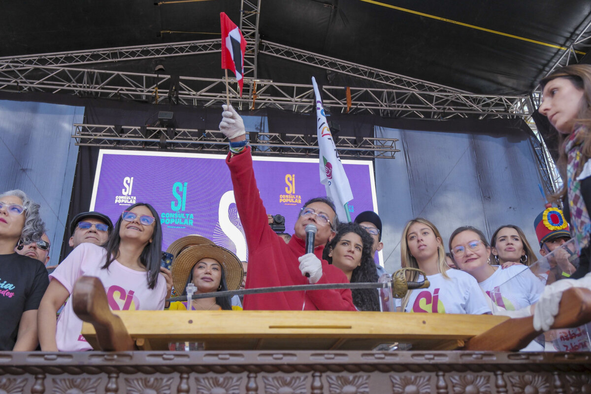 Con la espada de Bolívar llegó el presidente Petro a la Plaza de Bolívar 2 Con la espada de Bolívar llegó el presidente Petro a la Plaza de Bolívar Petro caminó desde el Palacio presidencial acompañado de varios de sus ministros, con el de Interior, Armando Benedetti, y varios de los congresistas que le acompañan.