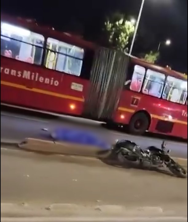 Rafael Uribe: joven falleció por una trampa mortal en la Av. Caracas 2 Rafael Uribe: joven falleció por una trampa mortal en la Av. Caracas El impacto ocurrió en un tramo donde había un separador que, al parecer, no era visible con claridad debido a la escasa iluminación y la suciedad acumulada en la zona.