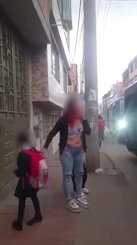 Mujer golpeó brutalmente a quien sería su hijastra en plena calle de Suba La agresión ha generado una fuerte ola de rechazo entre los habitantes del barrio Santa Cecilia en Suba.