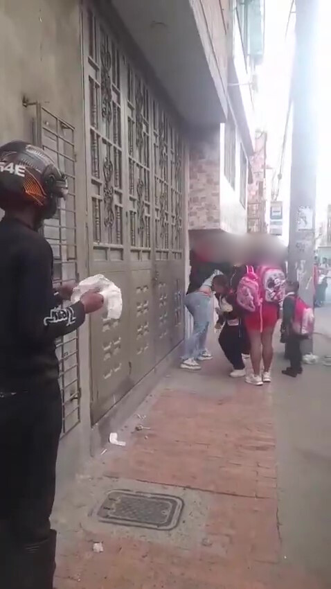 Mujer golpeó brutalmente a quien sería su hijastra en plena calle de Suba La agresión ha generado una fuerte ola de rechazo entre los habitantes del barrio Santa Cecilia en Suba.