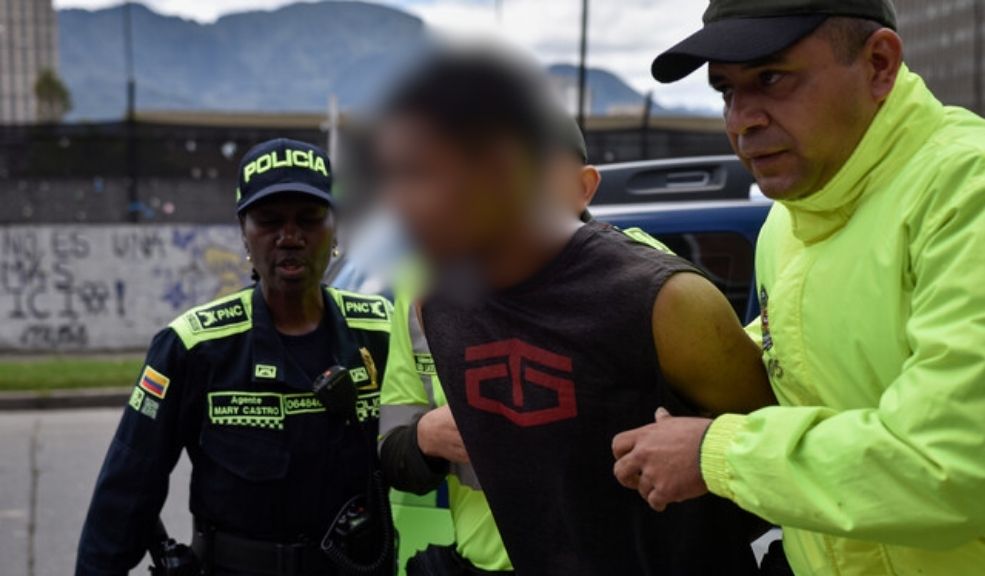 A responder por el atroz crimen de su hijastro en Kennedy 1 A responder por el atroz crimen de su hijastro en Kennedy El sujeto es señalado de golpear brutalmente a los hijos de su pareja mientras ella no se encontraba en la casa. Fue capturado por las autoridades.