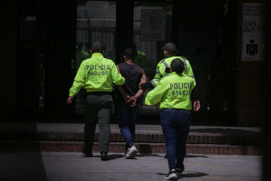 A responder por el atroz crimen de su hijastro en Kennedy 2 A responder por el atroz crimen de su hijastro en Kennedy El sujeto es señalado de golpear brutalmente a los hijos de su pareja mientras ella no se encontraba en la casa. Fue capturado por las autoridades.