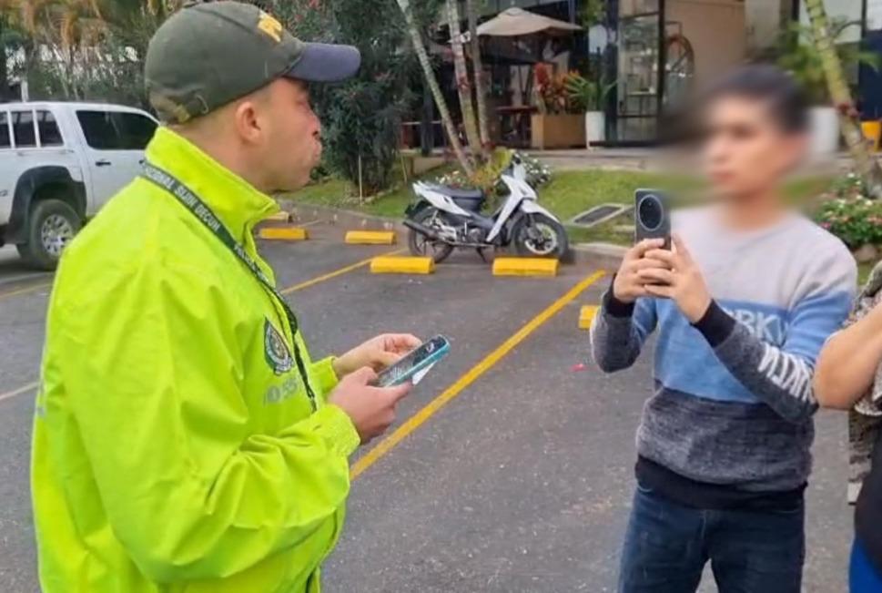 Capturan a joven señalado de abuso contra niña de 4 años en jardín infantil de Fusagasugá 1 Capturan a joven señalado de abuso contra niña de 4 años en jardín infantil de Fusagasugá El joven de 21 años, hijo de la directora del establecimiento, fue detenido cuando intentaba escapar de Fusagasugá.