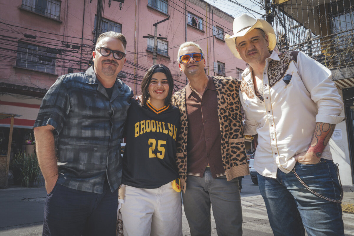 Los Amigos Invisibles quieren poner a bailar con 'Wiki Wiki', su nueva canción: hablamos con ellos La banda venezolana, con más de 30 años de trayectoria, lanzó una canción con la que busca poner a bailar a sus fans. Hablamos con su vocalista, Julio Briceño, y con Mari, una de las artistas invitadas a participar en la grabación del tema.