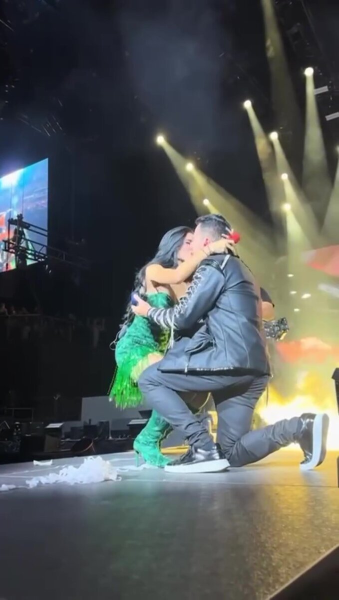 EN VIDEO: Jhonny Rivera le pidió matrimonio a su novia en pleno concierto 2 EN VIDEO: Jhonny Rivera le pidió matrimonio a su novia en pleno concierto
