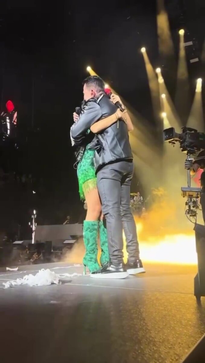 EN VIDEO: Jhonny Rivera le pidió matrimonio a su novia en pleno concierto 3 EN VIDEO: Jhonny Rivera le pidió matrimonio a su novia en pleno concierto