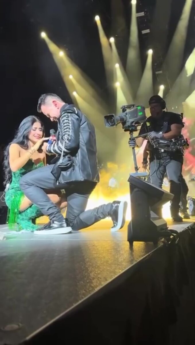 EN VIDEO: Jhonny Rivera le pidió matrimonio a su novia en pleno concierto 1 EN VIDEO: Jhonny Rivera le pidió matrimonio a su novia en pleno concierto