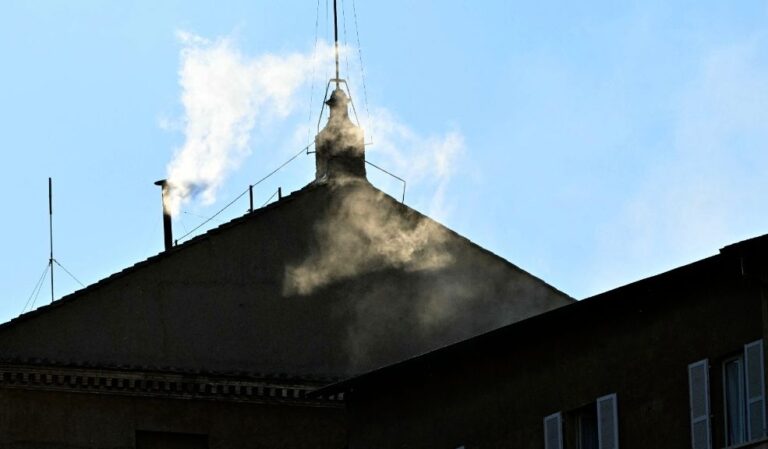 ATENCION-HAY-HUMO-BLANCO-FUE-ELEGIDO-EL-NUEVO-PAPA