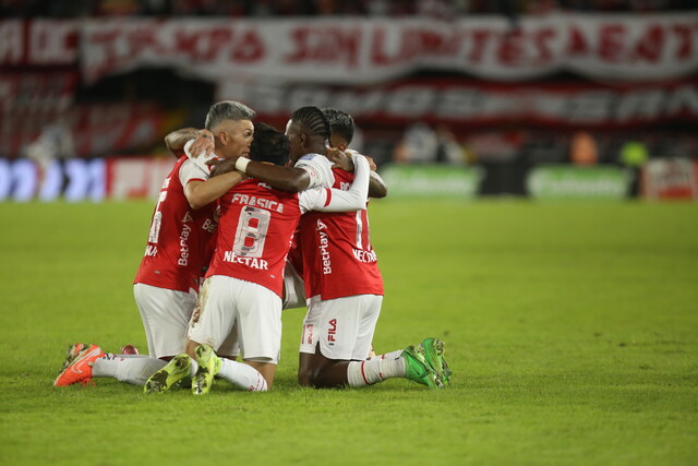 Santa Fe busca sellar su pase al cuadrangular final esta tarde, ante el Deportivo Cali Le bastara un empate al 'Rojazo' ante el 'Azucarero' para clasificarse a la fase final.