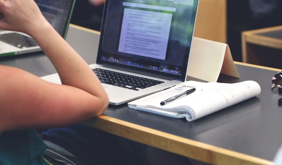 Abren tercera convocatoria de becas ‘Jóvenes a la E’ para estudios superiores 1 Abren tercera convocatoria de becas ‘Jóvenes a la E’ para estudios superiores Esta iniciativa busca brindar acceso a la educación superior y a la formación técnica y tecnológica a jóvenes residentes en Bogotá y Soacha, mediante becas totalmente financiadas por el Distrito.