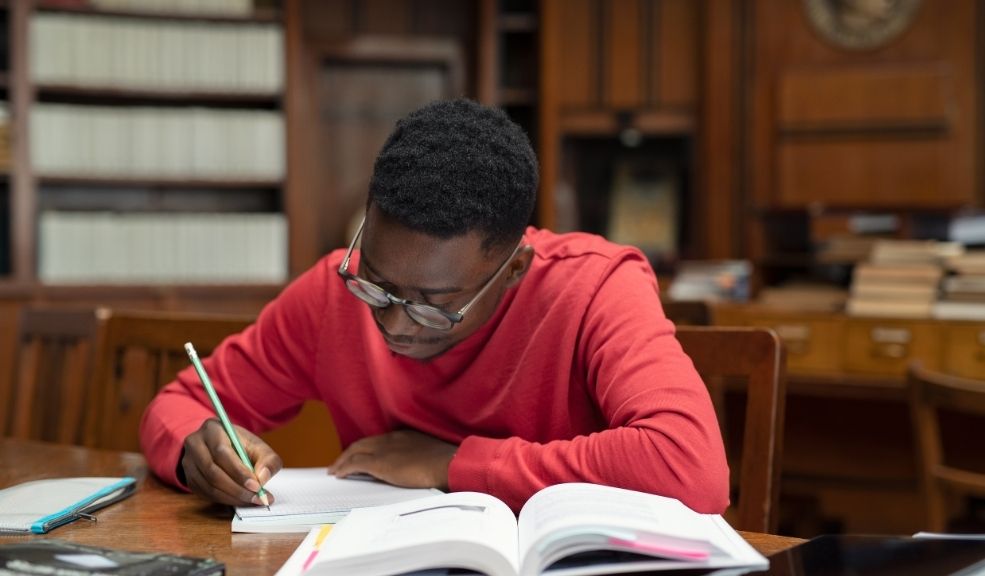 Abren tercera convocatoria de becas ‘Jóvenes a la E’ para estudios superiores 2 Abren tercera convocatoria de becas ‘Jóvenes a la E’ para estudios superiores Esta iniciativa busca brindar acceso a la educación superior y a la formación técnica y tecnológica a jóvenes residentes en Bogotá y Soacha, mediante becas totalmente financiadas por el Distrito.